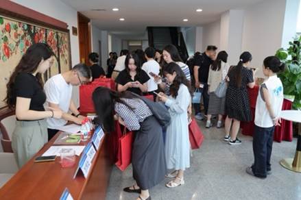 一群人围着桌子 中度可信度描述已自动生成