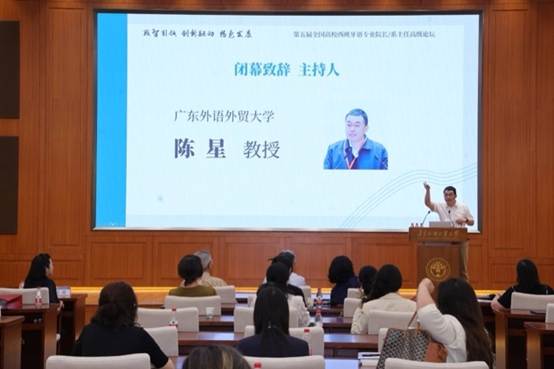 会议室里的人们 描述已自动生成